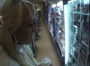 Охранник супермаркета трахает немецкую блондинку